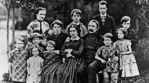 Robert Koch (1843 - 1910) links neben seiner Mutter als ungefähr 10-Jähriger. Robert war das dritte von 13 Kindern und wurde in Clausthal geboren. Sein Vater führte die Aufsicht über den Bergbau des Oberharzes.