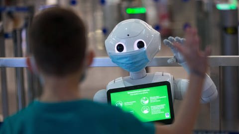 Pepper-Roboter im Juni 2020 am Flughafen in Athen; die Roboter informieren Reisende über Covid-19-Maßnahmen (Foto: IMAGO, imago images / Xinhua)