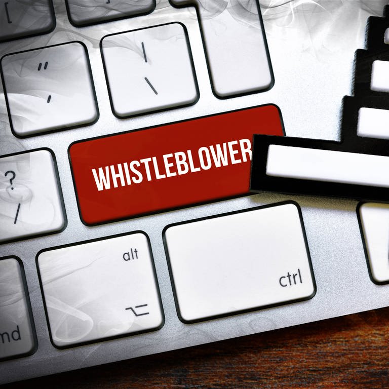 Computertastatur mit Schaltfläche "Whistleblower": Daten fälschen, Experimente erfinden – Betrüger gibt es auch in der Forschung. Wer sie entlarvt, gilt gern als Nestbeschmutzer.  (Foto: IMAGO, imago images / Christian Ohde)