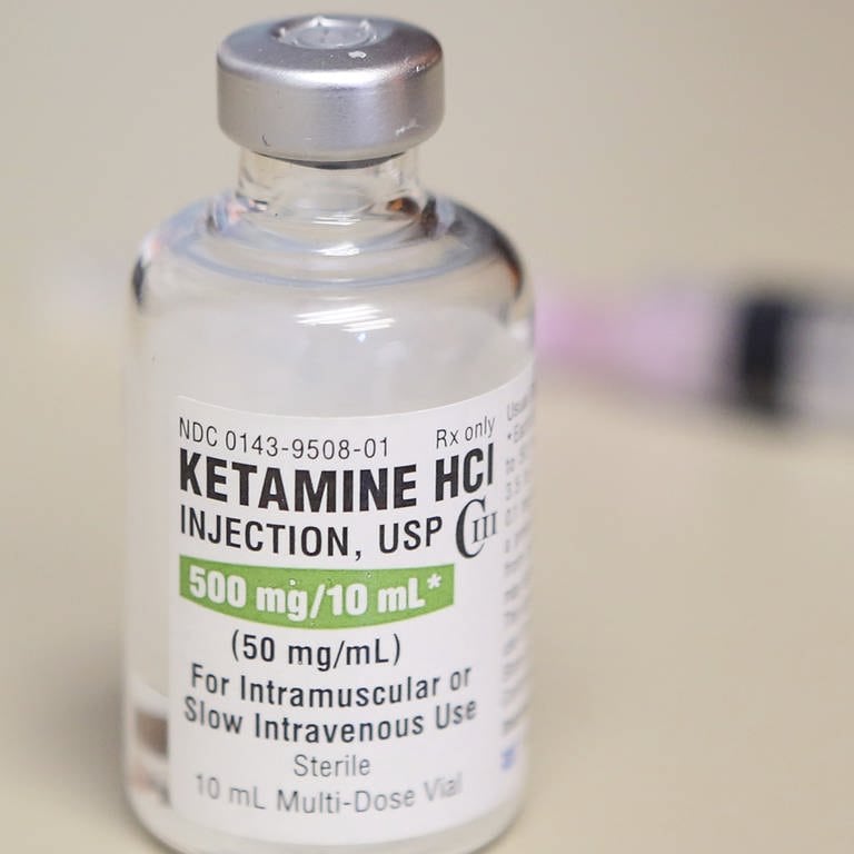 Ketamin – wie auch Botox – scheint bei Depressionen schnell zu helfen; beides muss aber weiter erforscht werden (Foto: picture-alliance / Reportdienste, picture alliance/AP Photo)