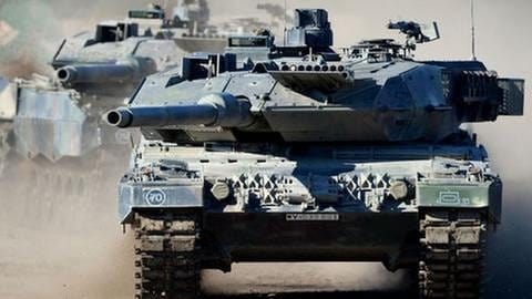 Zwei hintereinander fahrende Kampfpanzer Leopard 2