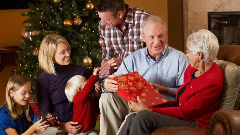 Familie packt Weihnachtsgeschenke aus (Foto: Colourbox, Foto: Colourbox.de -)