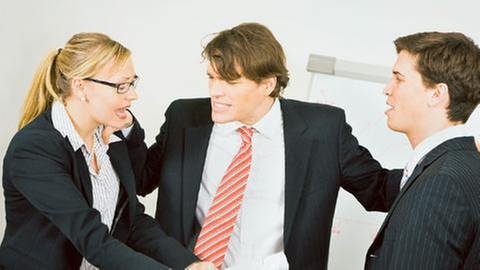 Ein Mann probiert zwischen zwei Mitarbeitern einen lautstarken Streit zu schlichten. (Foto: Colourbox, Model Foto: Colourbox.de -)