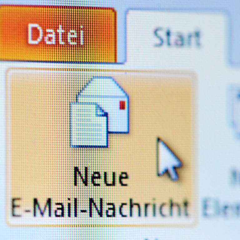 Das Symbol «Neue E-Mail-Nachricht» wird auf einem Computer Monitor angezeigt. (Foto: picture-alliance / Reportdienste, Jan-Philipp Strobel/dpa)