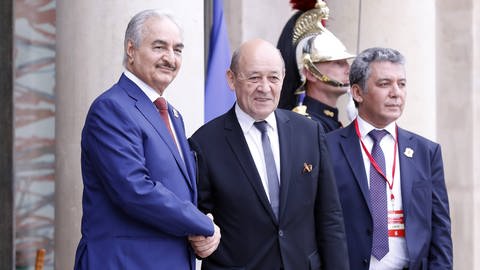 General Khalifa Haftar 2018 mit dem französischen Außenminister Jean-Yves Le Drian in Paris. (Foto: IMAGO, imago images / Xinhua)