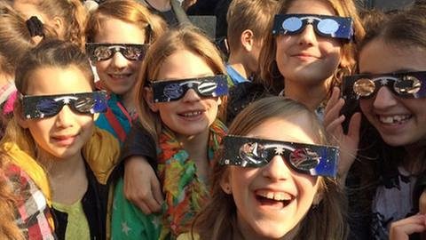 Junge Leute mit Sonnenfinsternis-Brillen (Foto: SWR, SWR -)