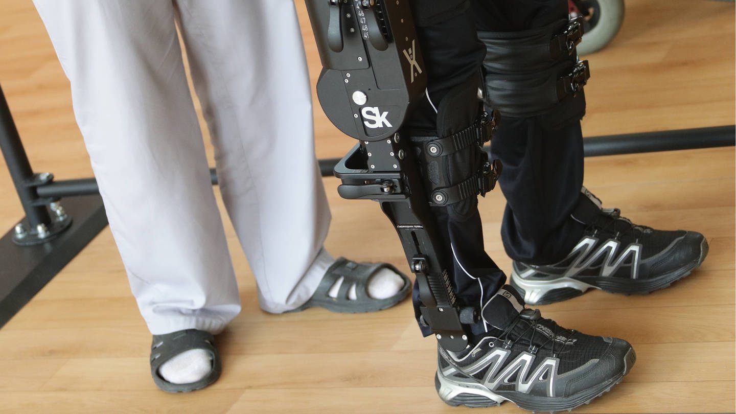 Patient mit einem Exoskelett (Foto: IMAGO, imago images / ITAR-TASS)