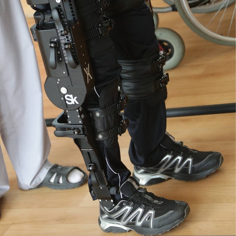 Patient mit einem Exoskelett