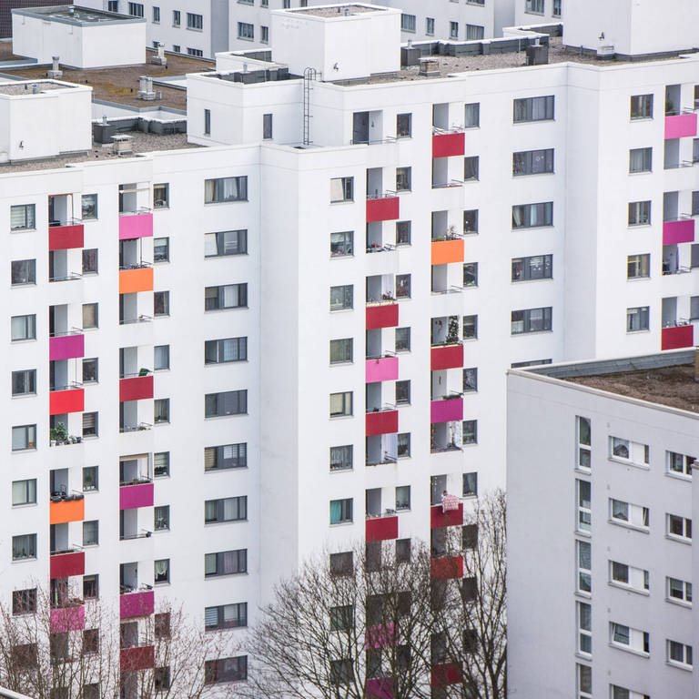 Blick auf die Gropiusstadt im Berliner Stadtteil Neukölln. Das Wohngebiet wurde zwischen 1962 und 1975 im damaligen Westberlin erbaut.  (Foto: IMAGO, imago images / Christian Ditsch)