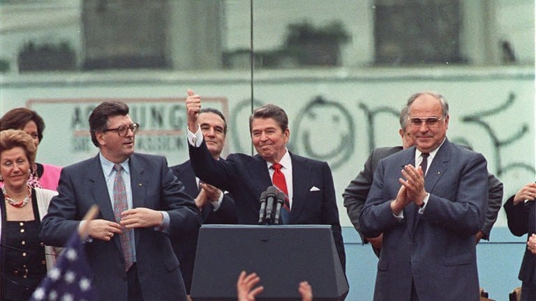 US-Präsident Ronald Reagan am 12. Juni 1987 bei seiner berühmten Rede vor dem Brandenburger Tor in West-Berlin: "Mr. Gorbachev, tear down this wall!"  (Foto: picture-alliance / Reportdienste, AP Photo/J. Scott Applewhite)