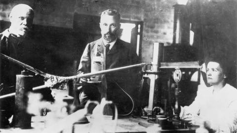 Marie Curie teilte sich 1903 den Nobelpreis für Physik mit ihrem Ehemann Pierre (1859-1906, Mitte) und Henri Becquerel 