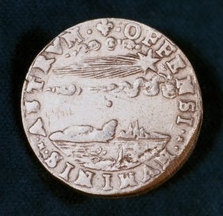 Vorderseite einer Medaille zum Gedenken an den Kometen von 1577. Der dänische Astronom Tycho Brahe (1546 - 1601) beobachtete den Kometen. Brahes Beobachtungen zeigen, dass der Komet keine atmosphärische Erscheinung ist, sondern durch das Planetensystem kreuzt.
