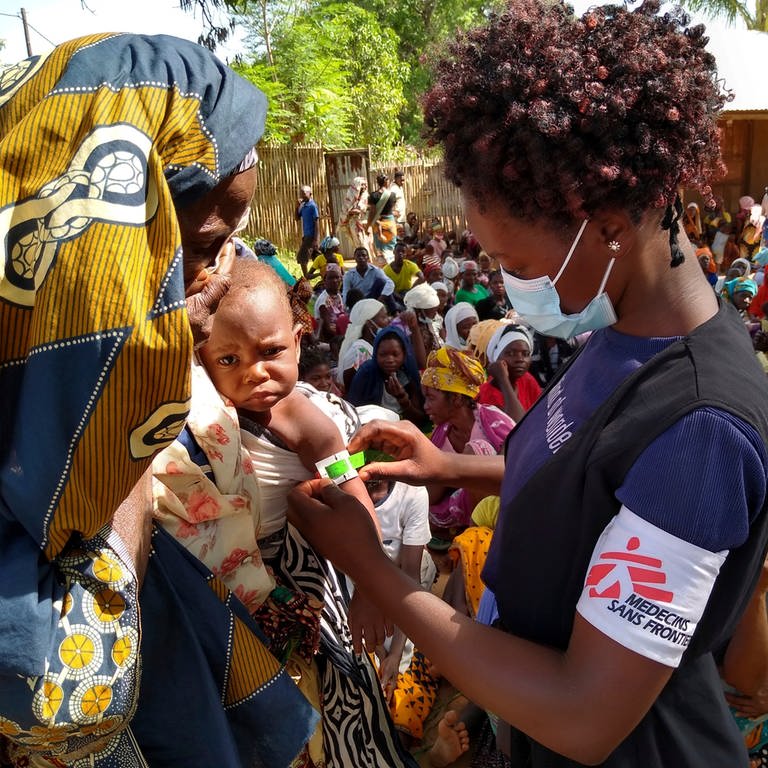 Eine Mitarbeiterin der Hilfsorganisation "Médecins Sans Frontières  Ärzte ohne Grenzen" misst in der Provinz Cabo Delgado in Mosambik den Oberarmumfang eines Kindes um festzustellen, wie gut es ernährt ist. (Foto: picture-alliance / Reportdienste, picture alliance / ASSOCIATED PRESS | MSF)