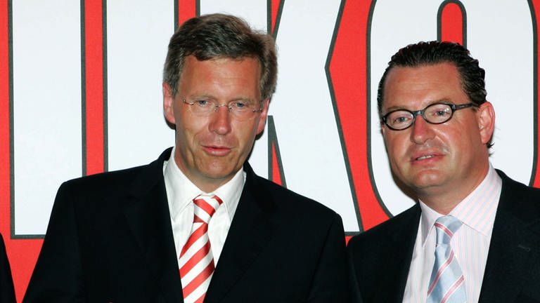 Der damalige Ministerpräsident des Landes Niedersachsen, Christian Wulff (links), und "Bild"-Chefredakteur Kai Diekmann sprechen am 6. Juli 2006 in Berlin während des Sommerfestes der "Bild"-Zeitung miteinander