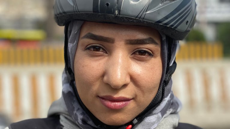 Sahar trainiert jede Woche mit anderen Mädchen für das Rennrad-Nationalteam in Afghanistan. Wenn Islamisten sagen, Mädchen gehören nicht aufs Rad, sagt Sahar: Dann erst recht! (Foto: SWR, Silke Diettrich, ARD-Studio Neu-Delhi)