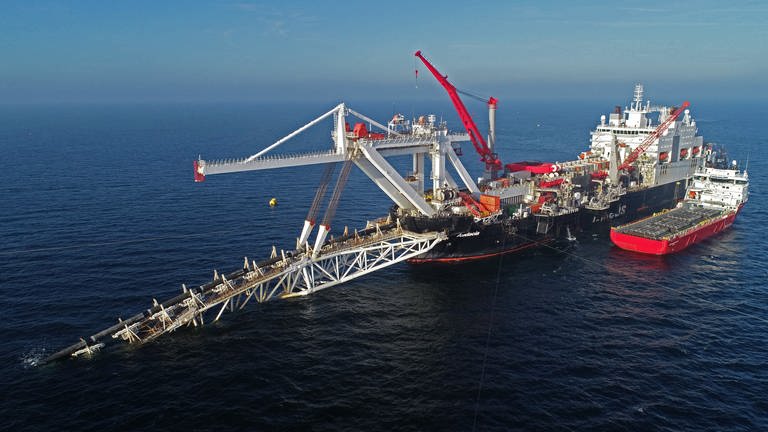 Das Verlegeschiff "Audacia" verlegt 2018 in der Ostsee vor der Insel Rügen Rohre für die Gaspipeline Nord Stream 2