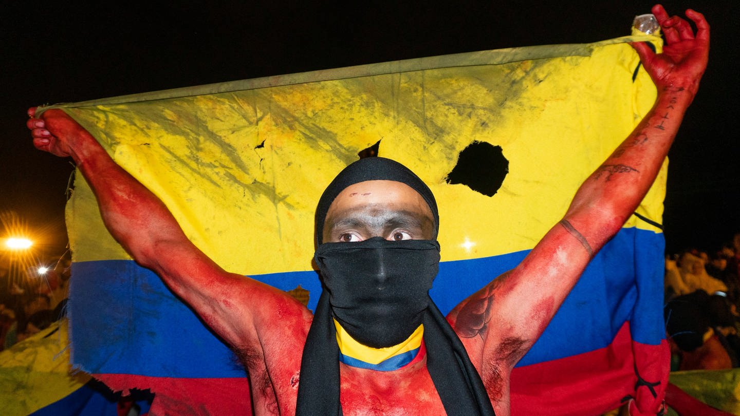 Menschen demonstrieren am 26. Juli 2019 in Bogota / Kolumbien mit kolumbianischen Nationalflaggen während des 