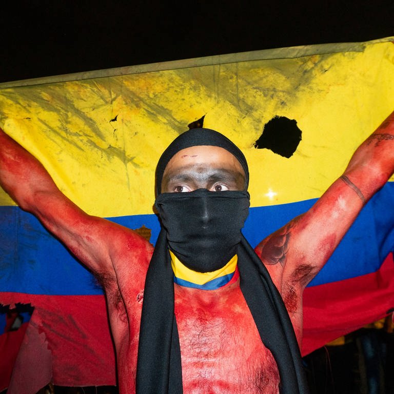 Menschen demonstrieren am 26. Juli 2019 in Bogota  Kolumbien mit kolumbianischen Nationalflaggen während des "Großen Marsches für das Leben" gegen die Ermordung von Hunderten von Menschenrechtsaktivisten