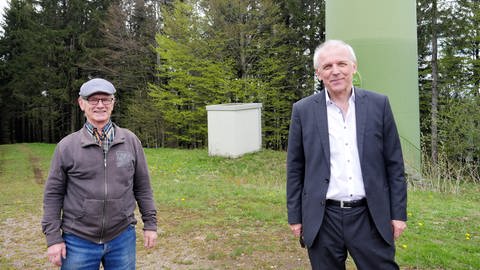 Waldbesitzer Paul Traenkle (links) und Windmüller Andreas Markowsky (rechts). Markowsky würde sein bestehendes Windrad auf dem Rohardsberg im Schwarzwald gerne modernisieren. Unter anderem wegen der Auerhuhnpopulation ist das nicht so einfach.