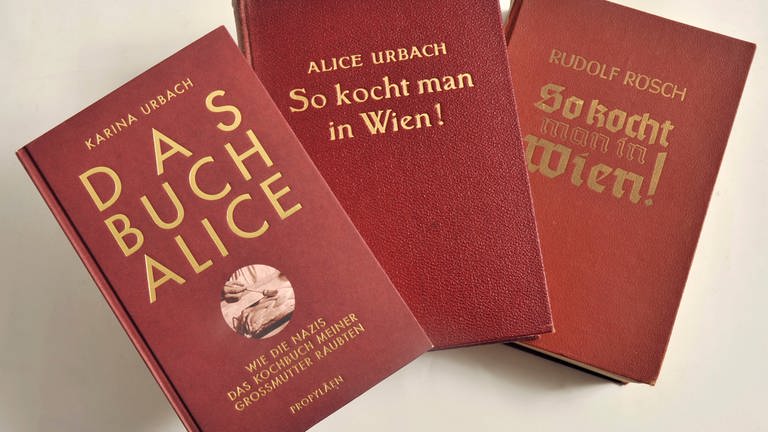 Verschiedene Ausgaben des Kochbuchs von Alice Urbach: So kocht man in Wien