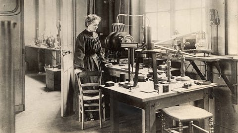 Die Physikerin und Chemikerin Marie Curie 1913 in ihrem Labor in der Rue Cuvier in Paris