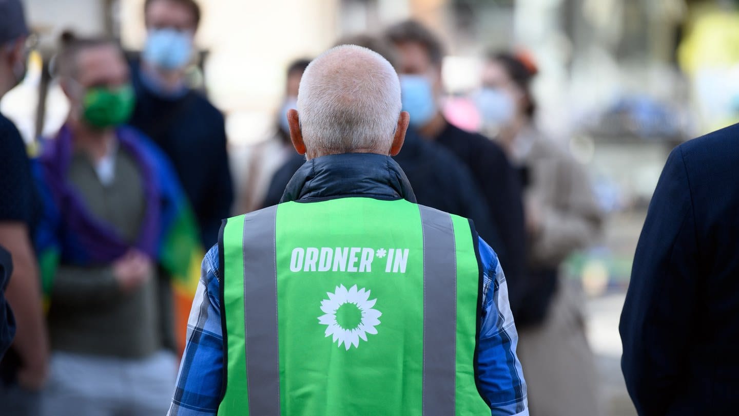 Ein Helfer der Wahlkampfveranstaltung von Bündnis 90/Die Grünen auf dem Oberkirchplatz trägt während der Veranstaltung am 1.9.2021 eine grüne Warnweste mit gendergerechter Aufschrift 