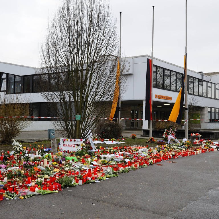 Fahnen auf Halbmast: Blumen und Kerzen für die Opfer des Amoklaufs an der Albertville-Realschule in Winnenden 2009 (Foto: IMAGO, IMAGO / imagebroker)