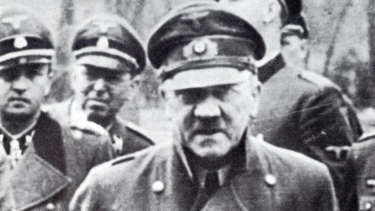 Eine der letzten Fotografien von Adolf Hitler im Garten des Berliner Kanzleramtes. Aufgenommen am 20. April 1945, 10 Tage vor seinem Selbstmord mit Eva Braun am 30. April 1945