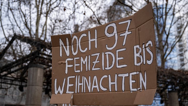 Am 8. März 2021, dem internationalen Frauentag versammelten sich hunderte Menschen, um in Frankfurt am Main gegen Ungleichheit, Sexismus und für mehr Rechte von Frauen zu demonstrieren. Auf einem Plakat steht: "Noch 97 Femizide bis Weihnachten" (Foto: IMAGO, IMAGO / Hannes P. Albert)