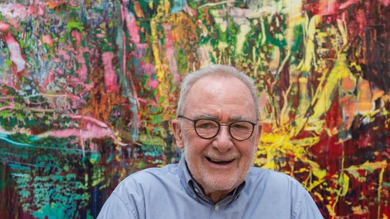Gerhard Richter 2017 lächelnd vor seinem Gemälde "Abstract painting '946-3" (2016) (Foto: picture-alliance / Reportdienste, picture alliance/AP Photo | Jens Meyer)