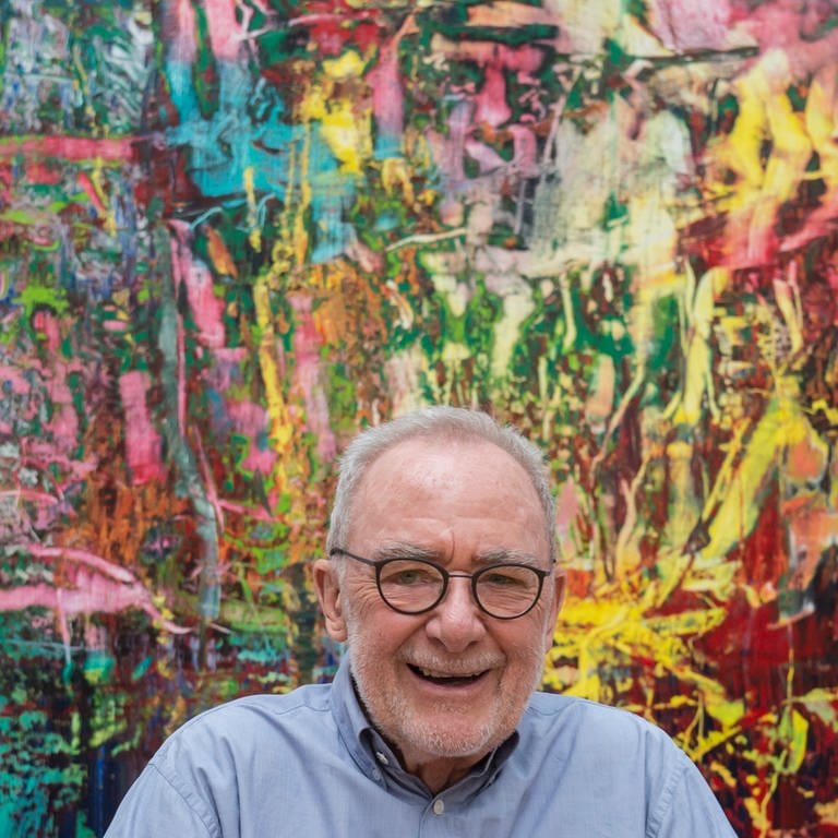 Gerhard Richter 2017 lächelnd vor seinem Gemälde "Abstract painting '946-3" (2016)