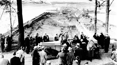 Präsident Franklin D. Roosevelt (im Automobil) besucht am 17.11.1934 die Baustelle des Joe-Wheeler-Staudammes am Tennessee River, der im Rahmen eines Entwicklungsprogammes der US-Regierung für das Tennessee Valley entsteht (Foto: picture-alliance / Reportdienste, picture alliance / akg-images | akg-images)