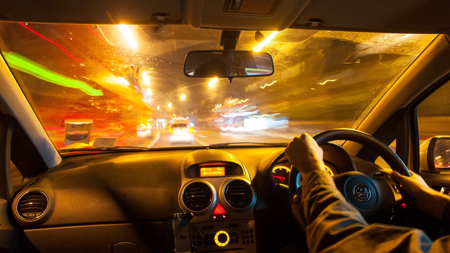 Rückspiegel im inneren eines Autos bei Nacht (Foto: picture-alliance / Reportdienste, picture alliance / empics | Dominic Lipinski)