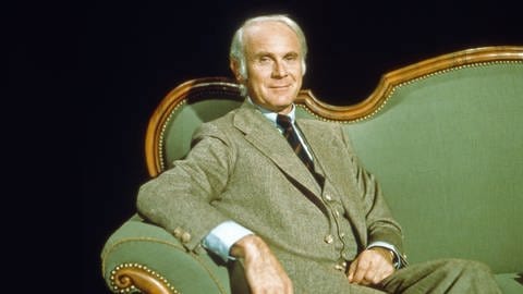 Der Humorist Vicco von Bülow in den 1980er-Jahren auf seinem grünen Sofa