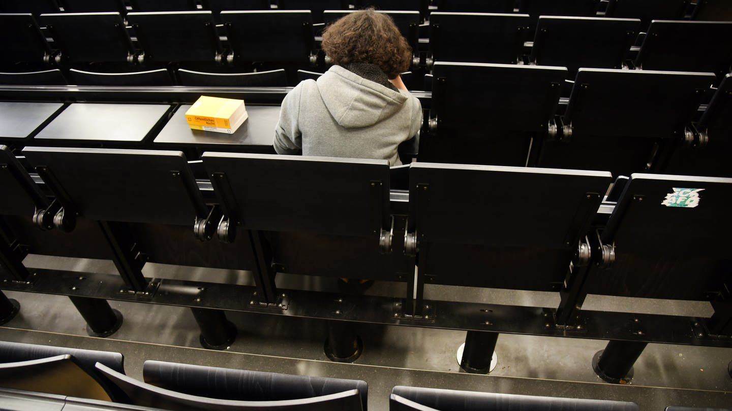 Studentin sitzt allein im Großen Hörsaal des Auditorium maximum der Martin-Luther-Universität Halle-Wittenberg (MLU) in Halle (Foto: dpa Bildfunk, picture alliance / Waltraud Grubitzsch/dpa-Zentralbild)
