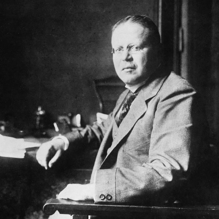 Matthias Erzberger um 1920 am Schreibtisch
