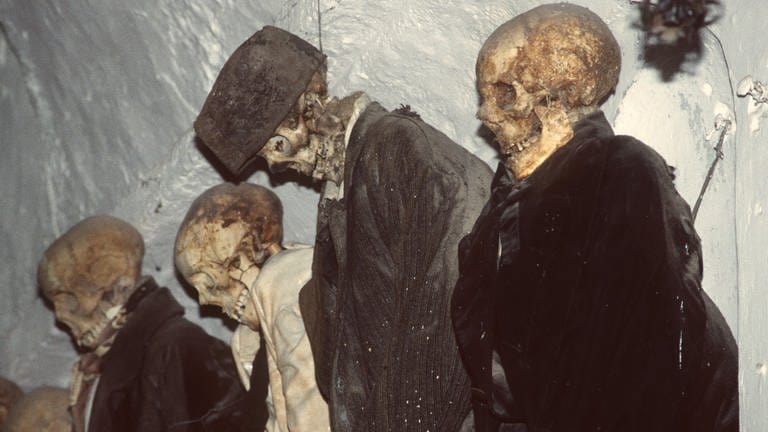 In den Katakomben des Kapuzinerklosters von Palermo, wo sich in früheren Zeiten die Noblen der Stadt in ihren Kleidern bestatten ließen, können Besucher heute die mumifizierten Leichname besichtigen. (Foto: 1997)