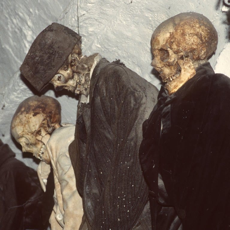In den Katakomben des Kapuzinerklosters von Palermo, wo sich in früheren Zeiten die Noblen der Stadt in ihren Kleidern bestatten ließen, können Besucher heute die mumifizierten Leichname besichtigen. (Foto: 1997) (Foto: picture-alliance / Reportdienste, picture-alliance / dpa | Horst Brix)