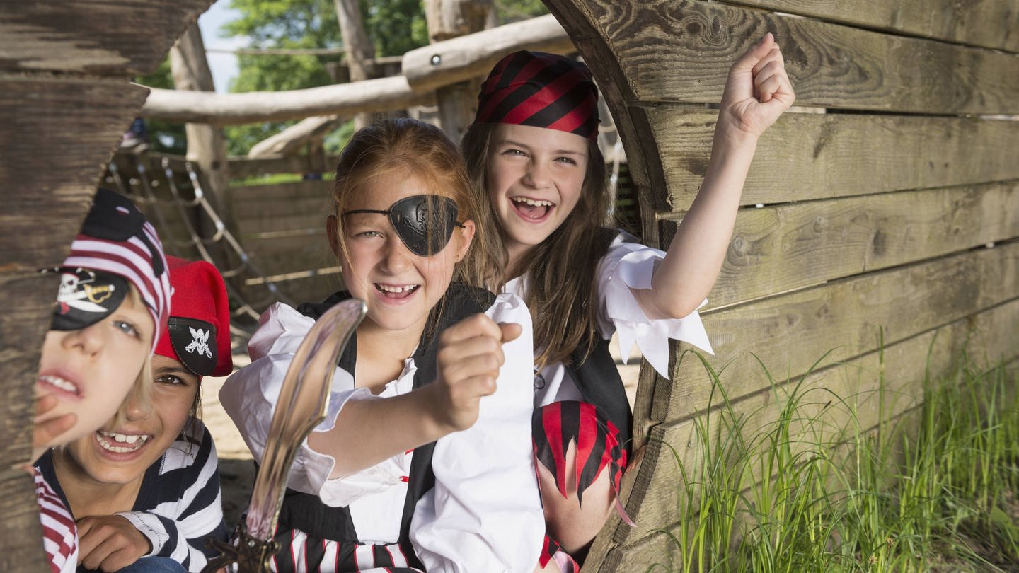 Spielende Kinder haben sich als Piraten verkleidet. Beim Spielen wird die Fantasie angestoßen, die in engem Zusammenhang mit abstraktem Vorstellungsvermögen steht. (Foto: IMAGO, IMAGO / Cavan Images)