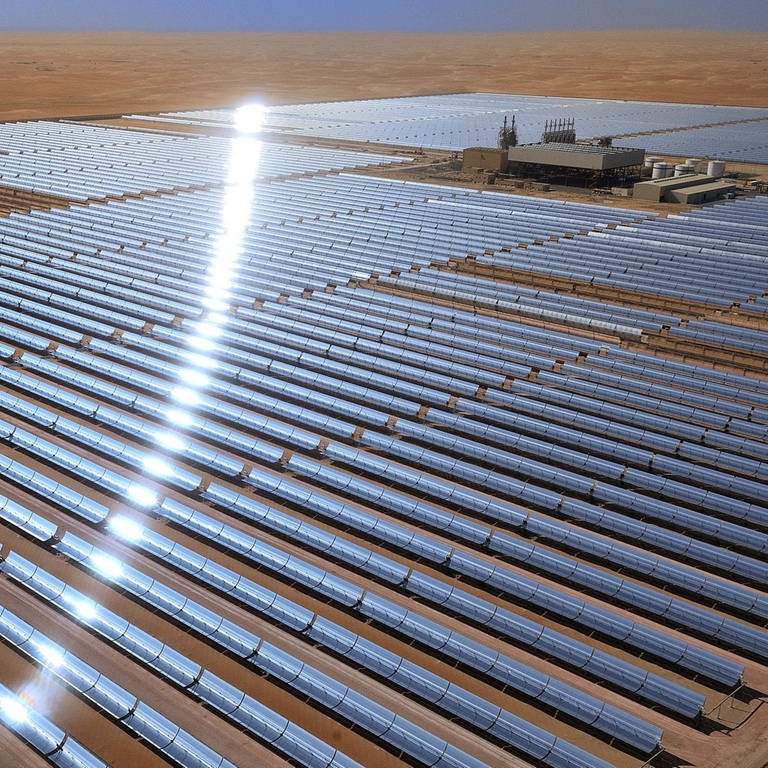 Solaranlage Shams 1 in der Wüste von Abu Dhabi  Vereinigte Arabische Emirate (Foto: IMAGO, IMAGO / Xinhua)