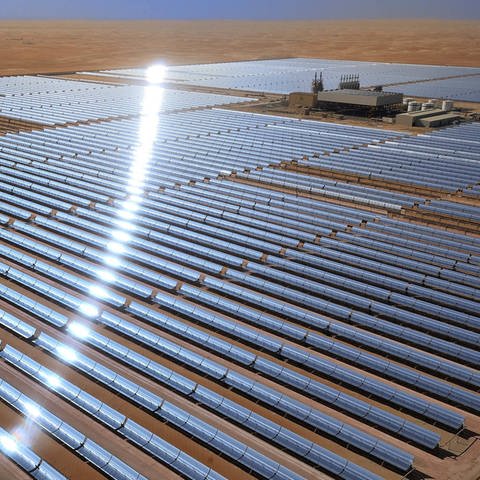Solaranlage Shams 1 in der Wüste von Abu Dhabi  Vereinigte Arabische Emirate