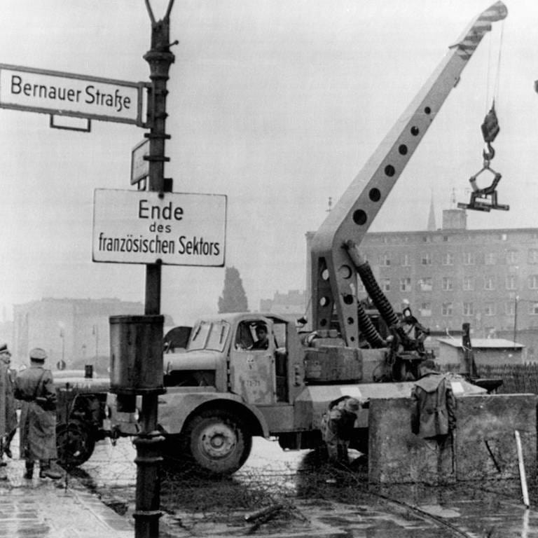 15. August 1961: Die DDR-Volkspolizei verstärkt die Stacheldrahtsperre zwischen der sowjetischen und der französischen Zone von Berlin. Schwere Betonplatten werden errichtet, um Ost-Berlin von den Westsektoren abzugrenzen.  (Foto: IMAGO, IMAGO / United Archives International)