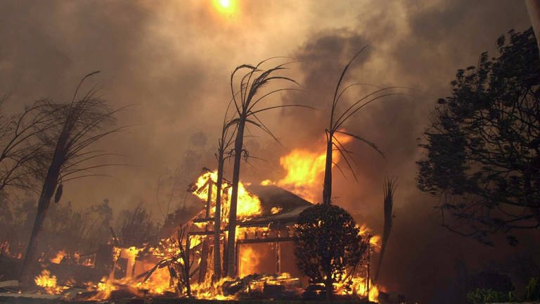 Wohnhaus steht in Flammen aufgrund der Waldbrände in San Diego  Kalifornien
