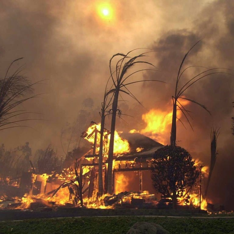Wohnhaus steht in Flammen aufgrund der Waldbrände in San Diego  Kalifornien (Foto: IMAGO, IMAGO / UPI Photo)