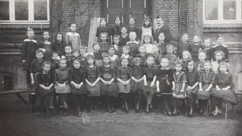 Klassenfoto einer Kieler Mädchenschule, 1917 (Foto: IMAGO, IMAGO / H. Tschanz-Hofmann)