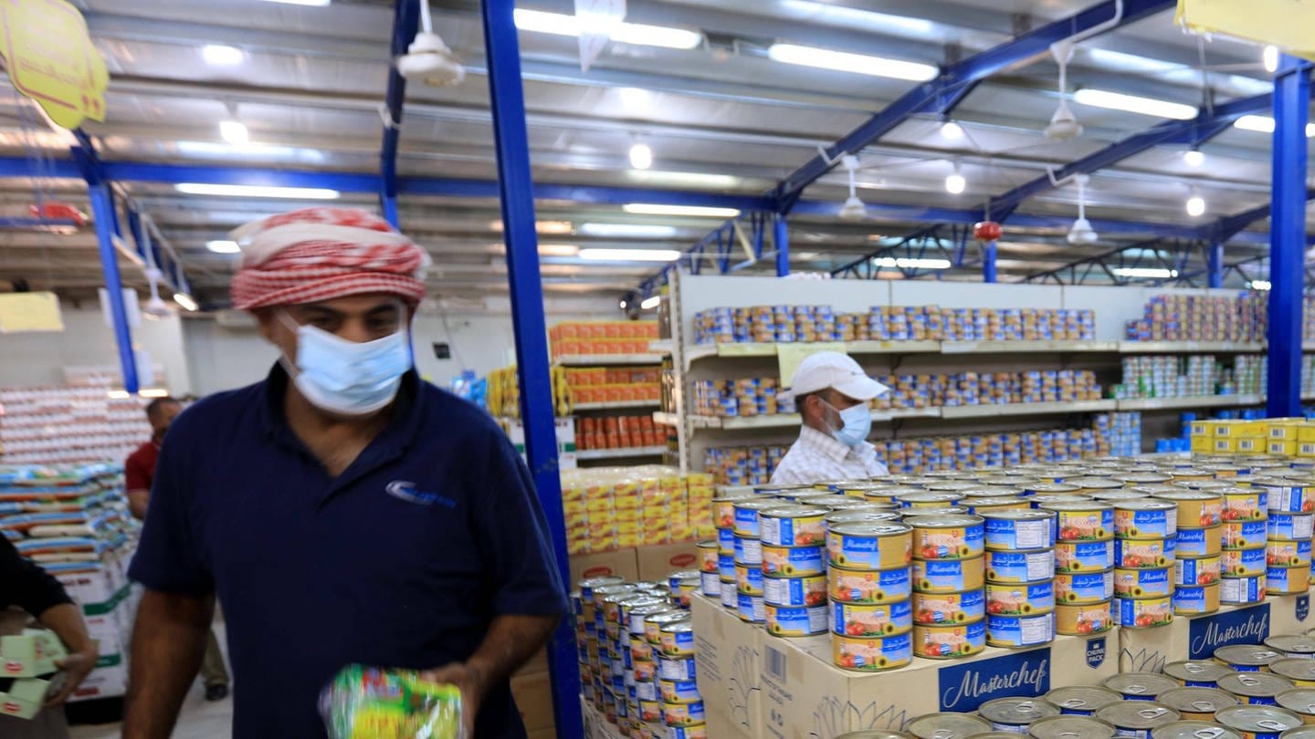 Syrische Flüchtlinge kaufen am 27. Juni 2021 in einem vom Welternährungsprogramm der Vereinten Nationen (WFP) beauftragten Supermarkt in Zaatari / Jordanien ein. Konzerne wie Bayer oder Danone, das Weltwirtschaftsforum und die Gates-Stiftung erobern über 