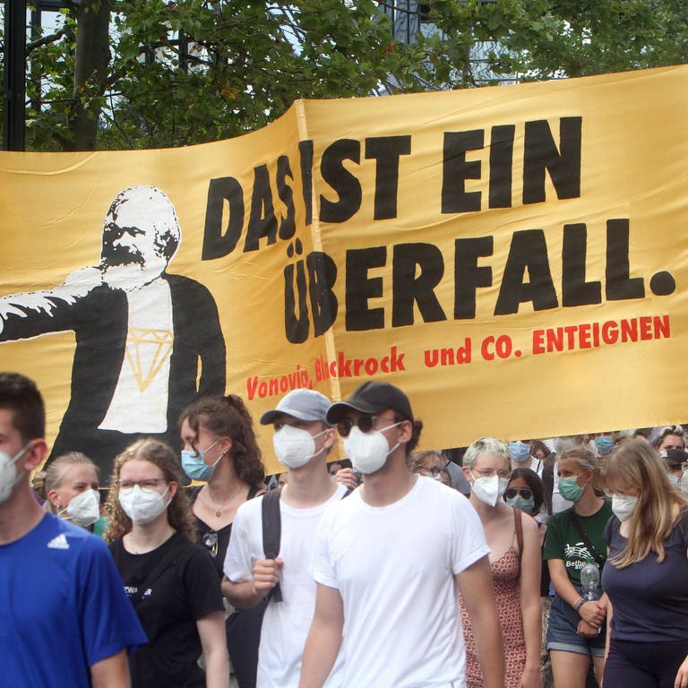 Demonstration der Fridays-For-Future-Bewegung am 13.8.2021 in Frankfurt. Aktivisten tragen ein Transparent mit dem Konterfei von Karl Marx und der Forderung nach Enteignung von Vonovia und Blackrock (Foto: IMAGO, IMAGO / Ralph Peters)