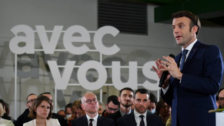 Präsident Emmanuel Macron 2022 beim Wahlkampf in Poissy (Foto: IMAGO, IMAGO / Starface)