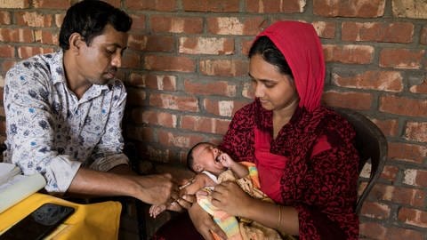Ein Kleinkind wird in Bangladesch geimpft.