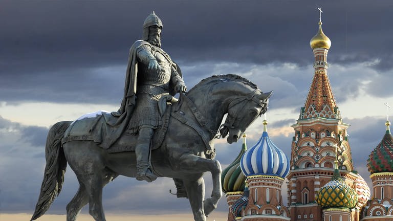 Juri-Dolgoruki-Denkmal, dahinter die Basilius-Kathedrale in Moskau  Russland